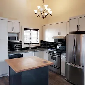 Calgary-banff House Close Lrt&dt&free Parking Homestay