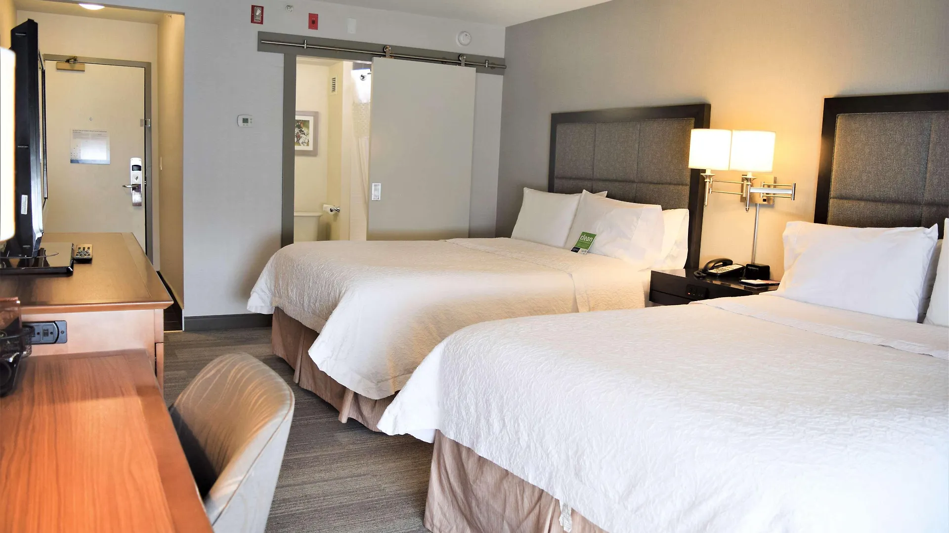 Hampton Inn & Suites By Hilton Calgary University Nw Hotel