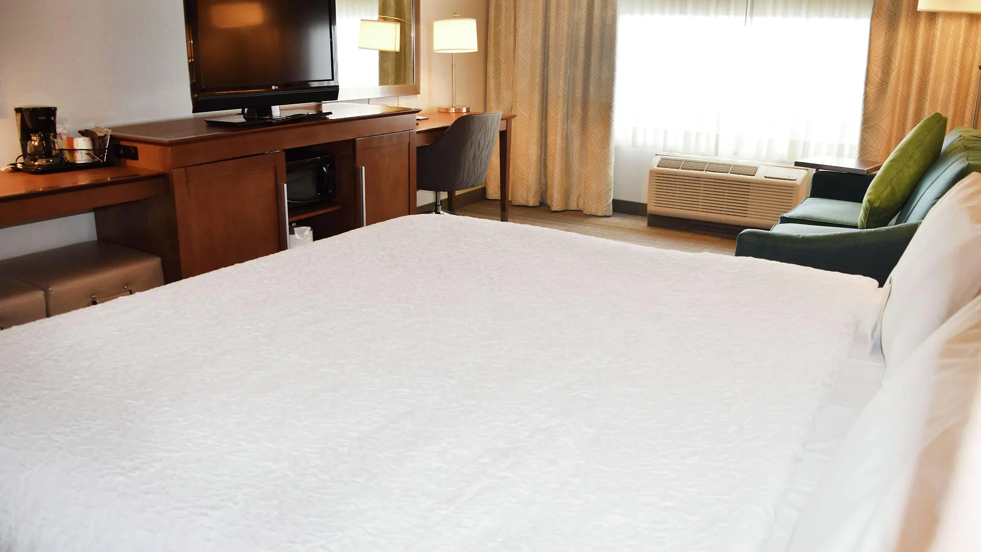 Отель Hampton Inn & Suites By Hilton Calgary University Nw