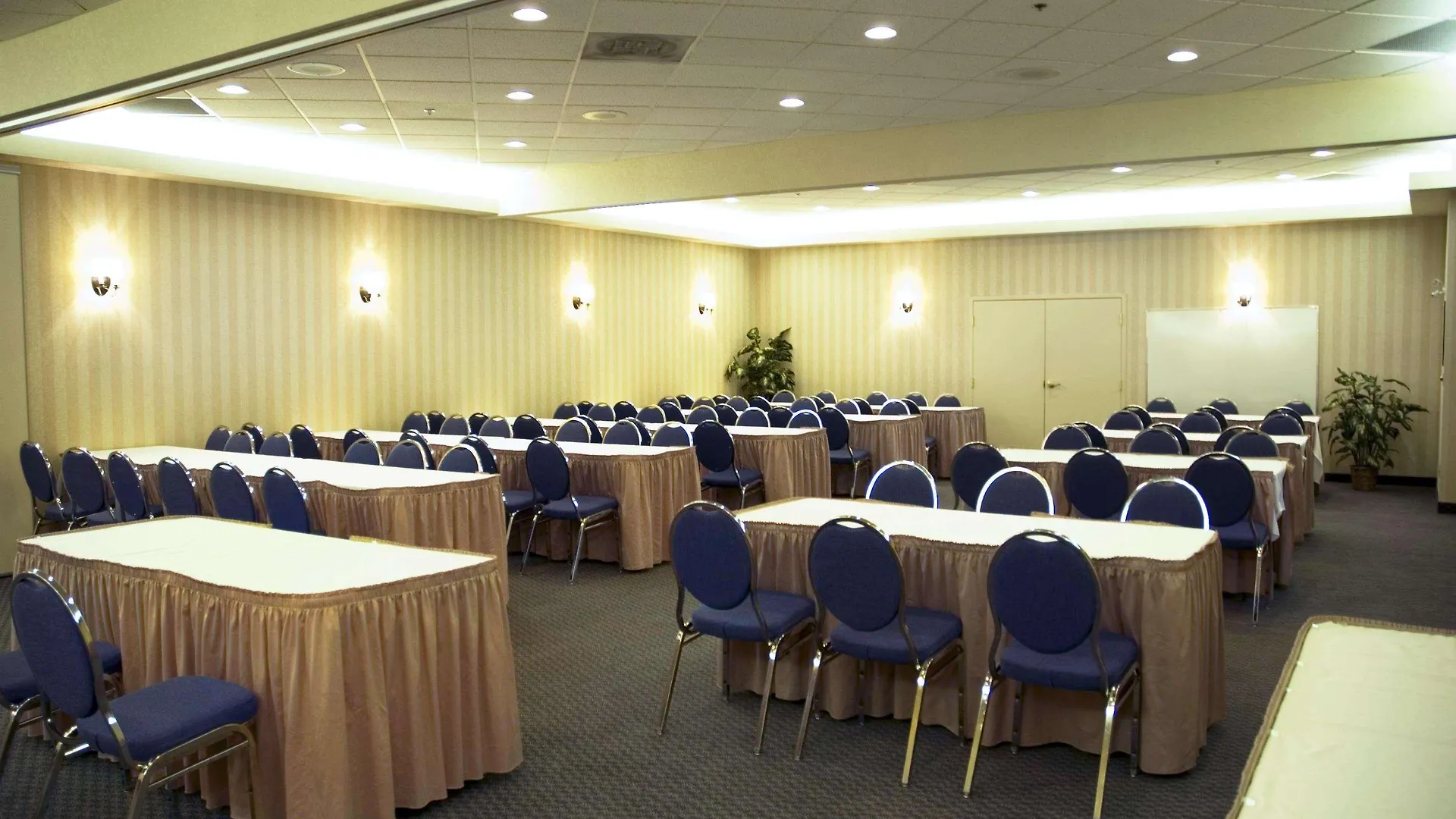 Hampton Inn & Suites By Hilton Calgary University Nw 3*,