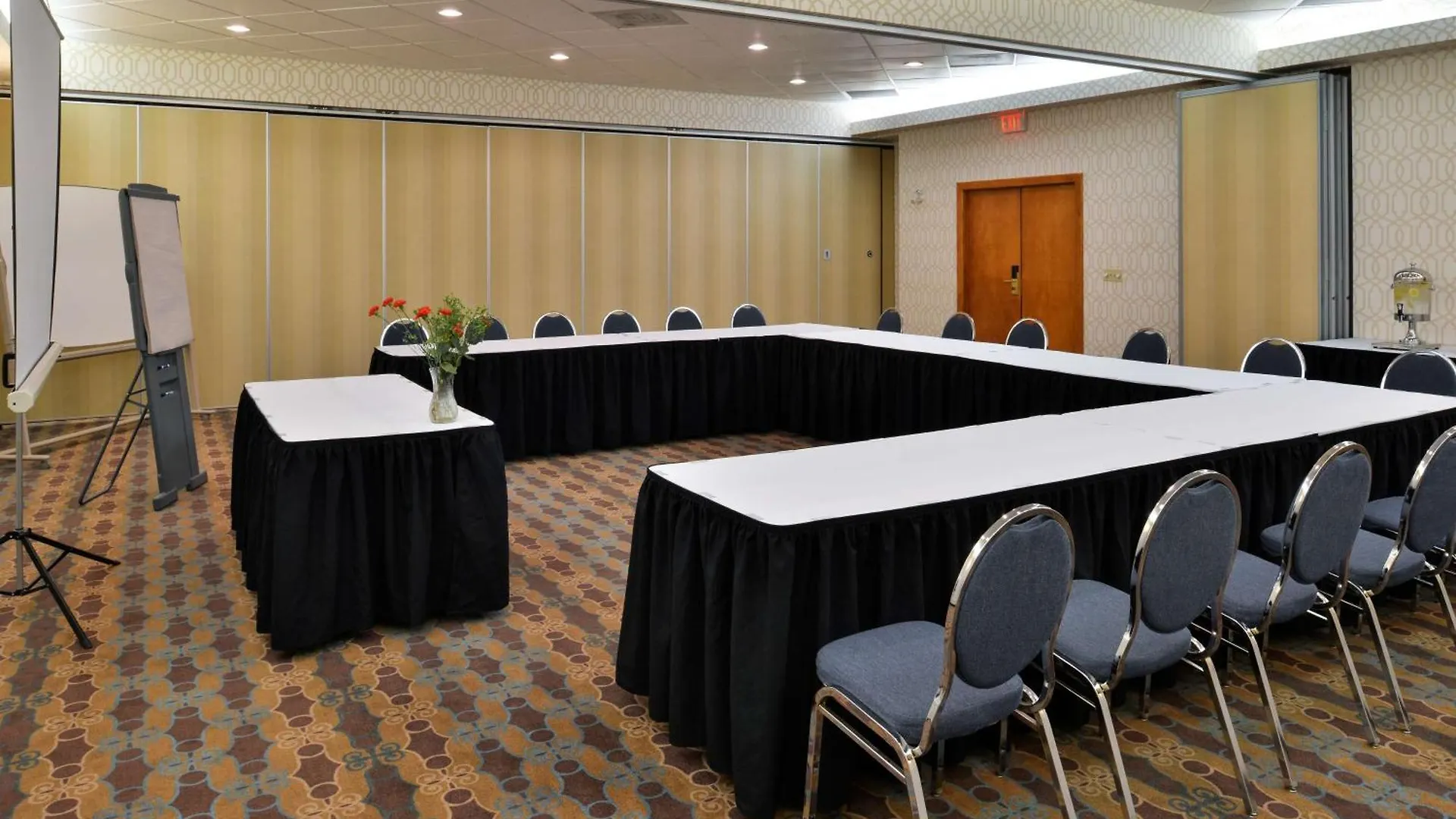 Отель Hampton Inn & Suites By Hilton Calgary University Nw
