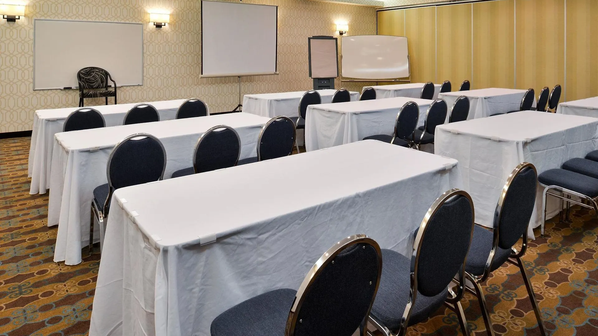 Hampton Inn & Suites By Hilton Calgary University Nw 3*,