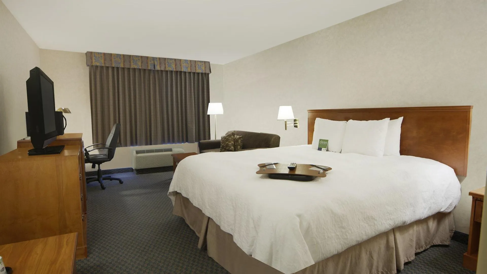 Hampton Inn & Suites By Hilton Calgary University Nw 3*,  Канада