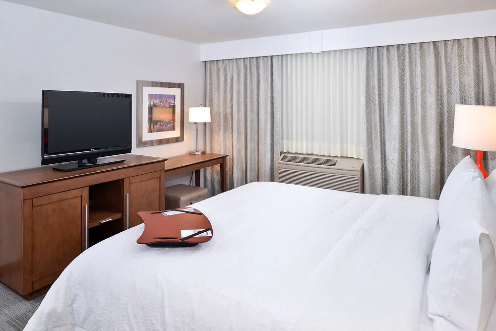 Отель Hampton Inn & Suites By Hilton Calgary University Nw