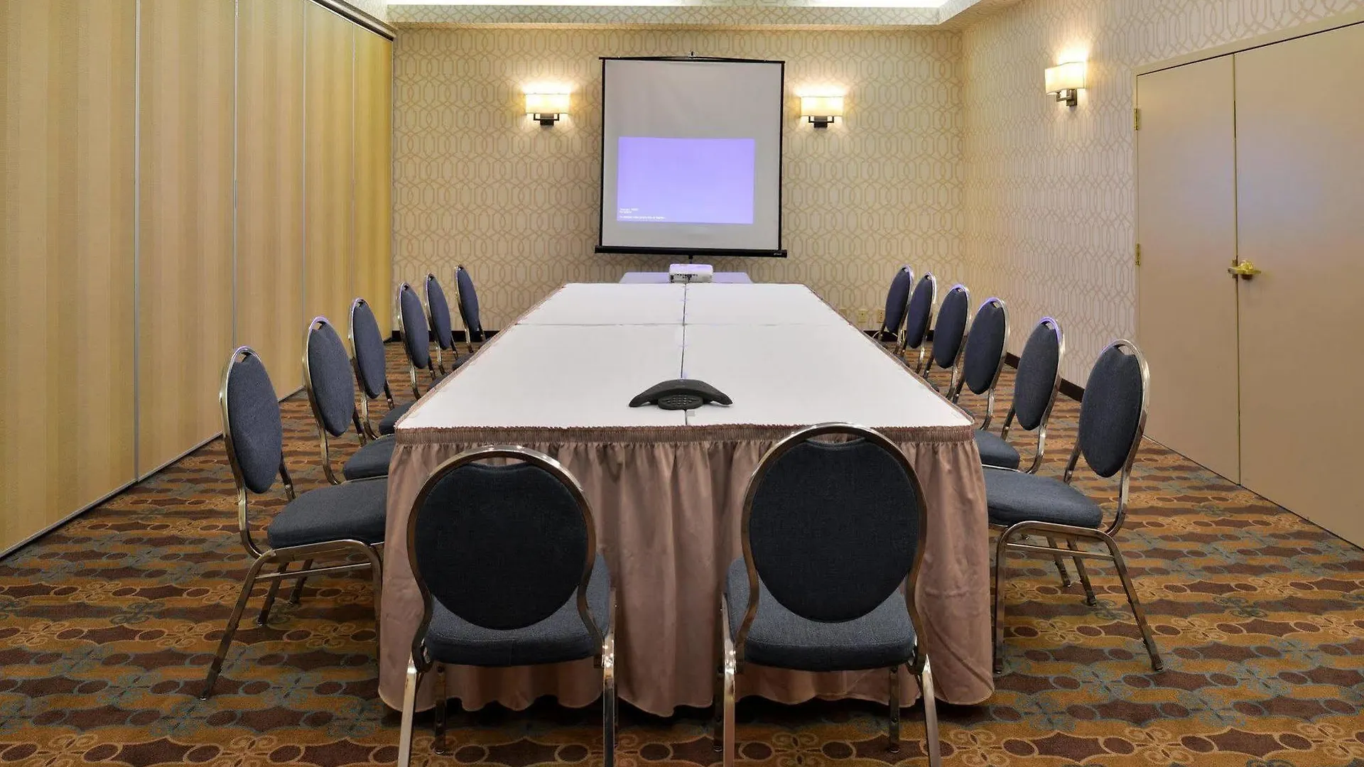Отель Hampton Inn & Suites By Hilton Calgary University Nw